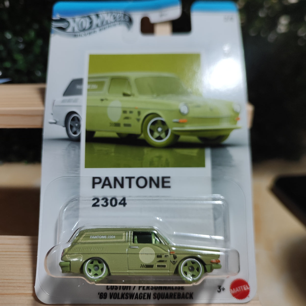 '69 Volkswagen Squareback Pantone 2304 - Hot Wheels Silver Series