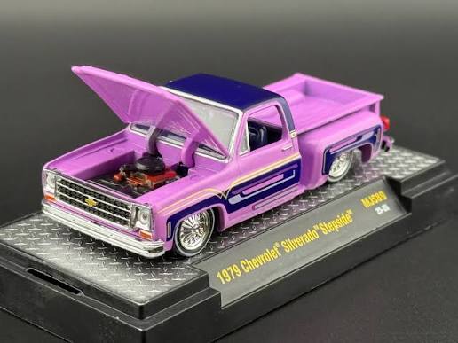 M2 Machines 1979 Chevrolet Silverado Stepside MiJo Exclusives - vista lateral con capot abierto