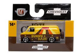 Chevrolet Van G10 Sunny Daze de M2 Machines en su empaque
